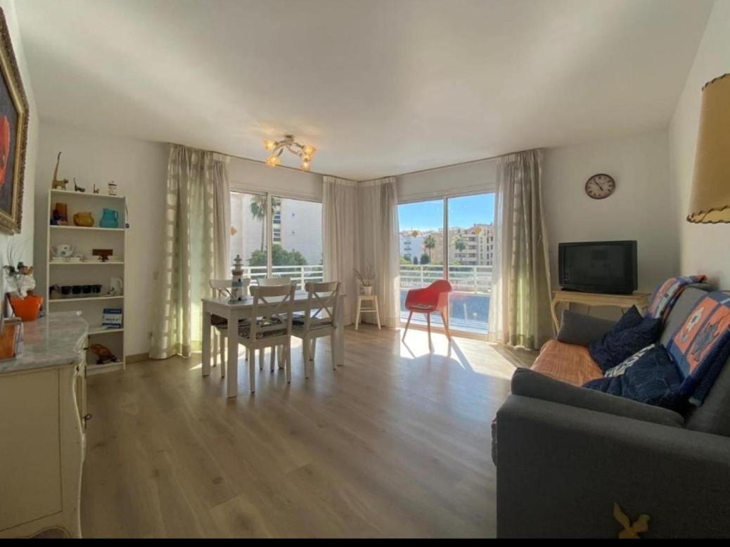 Apartamentos Ch Salou Phòng bức ảnh